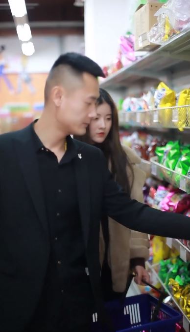 老闆見「女乞丐行動不便」掏錢給她還買食物！某天老闆突然住院「女乞丐的報恩方式」萬人暖哭