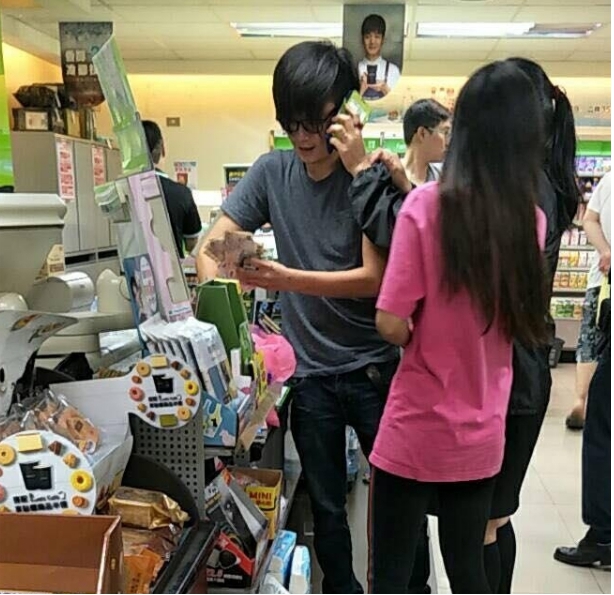 插隊被制止！男客「拿千鈔買糖果」要求每顆分開結　他嗆「就讓大家都排隊」網嘆：警察來也沒用