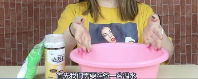 白衣服穿久「發黃變髒」難清洗？洗衣店老闆「常用的好方法」3分鐘讓髒衣服潔淨如新！