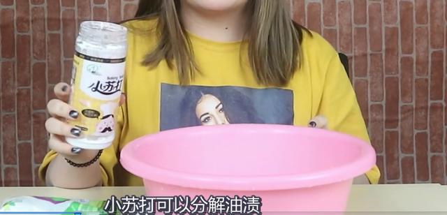 白衣服穿久「發黃變髒」難清洗？洗衣店老闆「常用的好方法」3分鐘讓髒衣服潔淨如新！