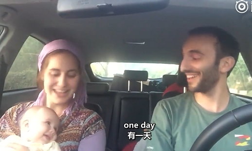 年輕夫妻車上「隨興唱出超美合音」點閱飆破400萬！往下一看「寶寶的表情」網友全被吸過去