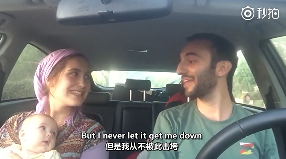 年輕夫妻車上「隨興唱出超美合音」點閱飆破400萬！往下一看「寶寶的表情」網友全被吸過去