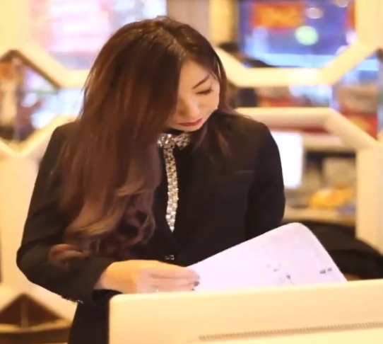 同學看見我「站櫃檯」出言嘲笑，結帳時付不出錢我「說出一句話」讓他們羞愧逃走！