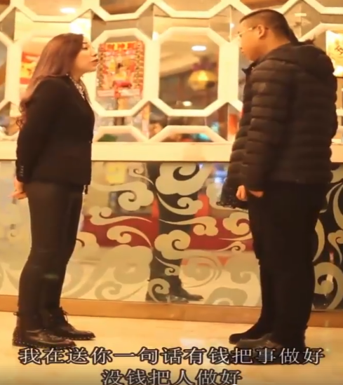 同學看見我「站櫃檯」出言嘲笑，結帳時付不出錢我「說出一句話」讓他們羞愧逃走！