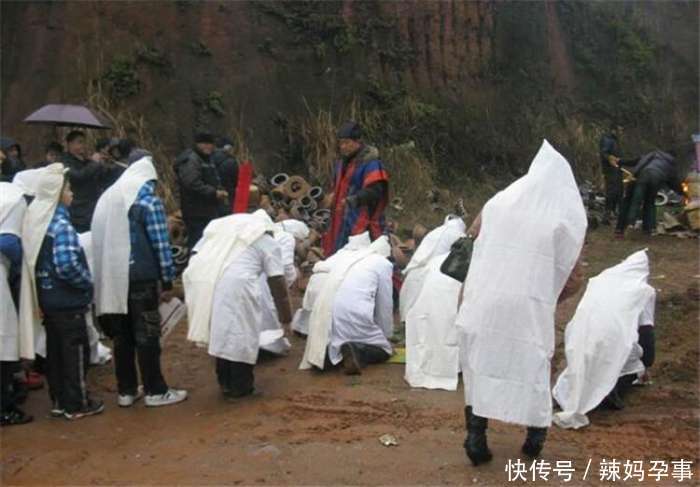 媽媽走了一個月5歲女兒卻說「媽媽還活著」！爸爸偷偷跟蹤「看見的畫面」他當場心痛淚崩