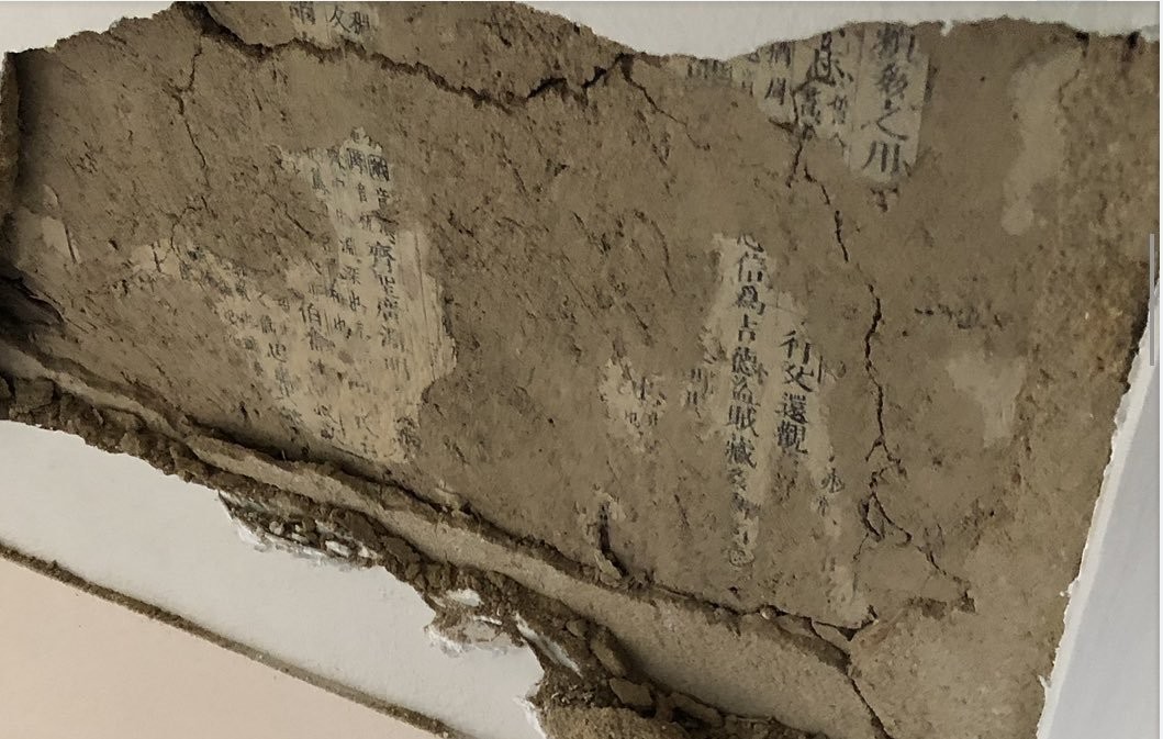 地牛翻身後！日本浴室牆壁剝落「內部寫滿詭異中文」嚇傻求助　熱心網友「翻譯出原文」驚訝：不得了