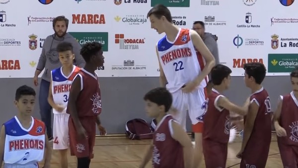 他12歲「身高213公分」狂灌籃讓對手絕望　網友一看到「全家人照片」媽媽也很狂