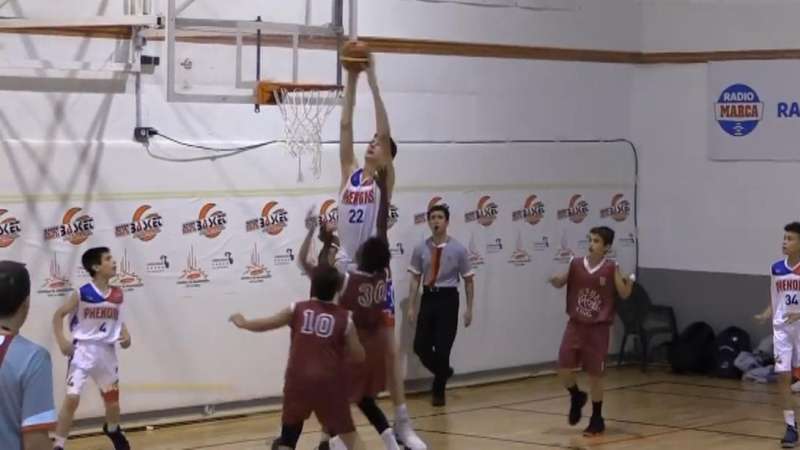 他12歲「身高213公分」狂灌籃讓對手絕望　網友一看到「全家人照片」媽媽也很狂