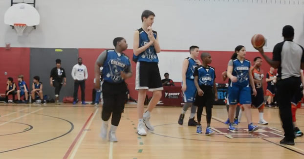 他12歲「身高213公分」狂灌籃讓對手絕望　網友一看到「全家人照片」媽媽也很狂