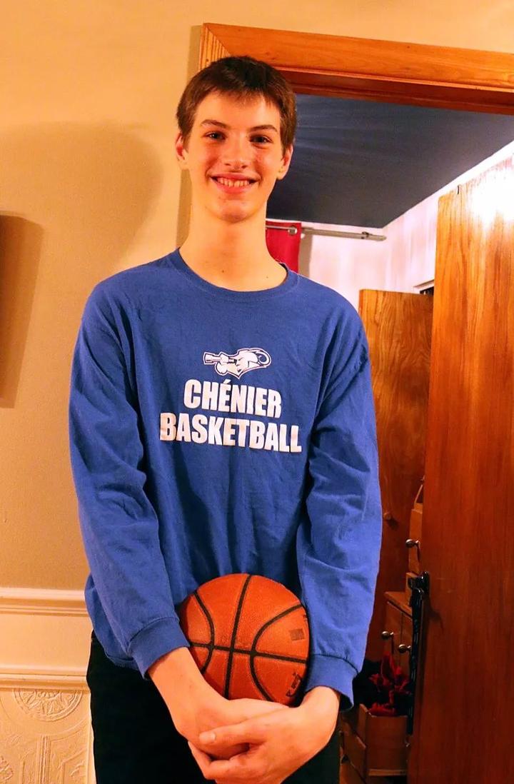 他12歲「身高213公分」狂灌籃讓對手絕望　網友一看到「全家人照片」媽媽也很狂