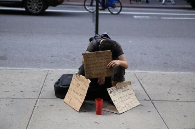 她每天「給乞丐1塊錢」給了6年，某天乞丐卻不再出現，直到她要結婚竟發現原來...激動不已！