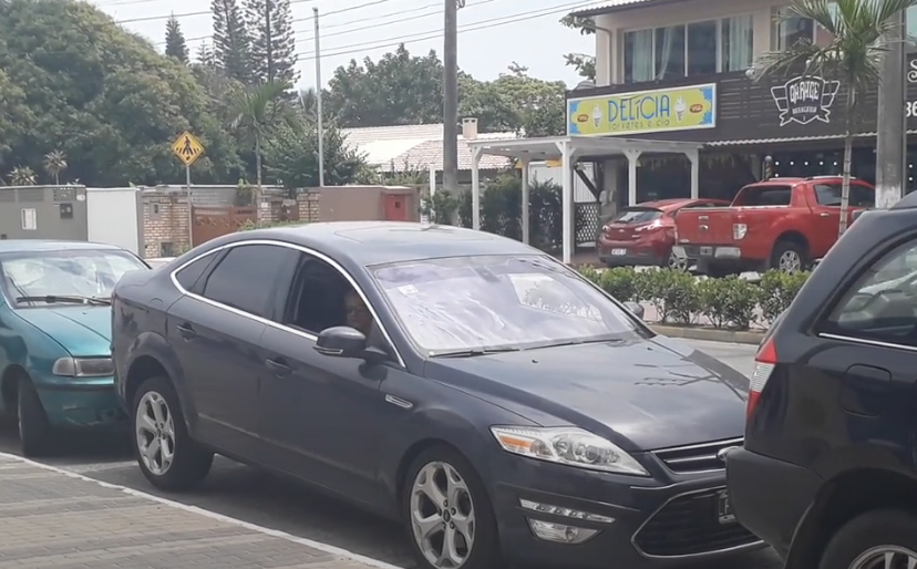 停車「被前後夾擊」根本出不去　女駕駛最後「麥可傑克森移車法」網友破解方法了