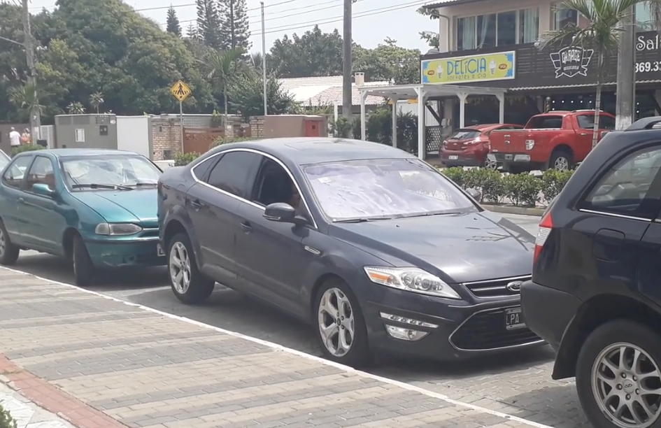 停車「被前後夾擊」根本出不去　女駕駛最後「麥可傑克森移車法」網友破解方法了