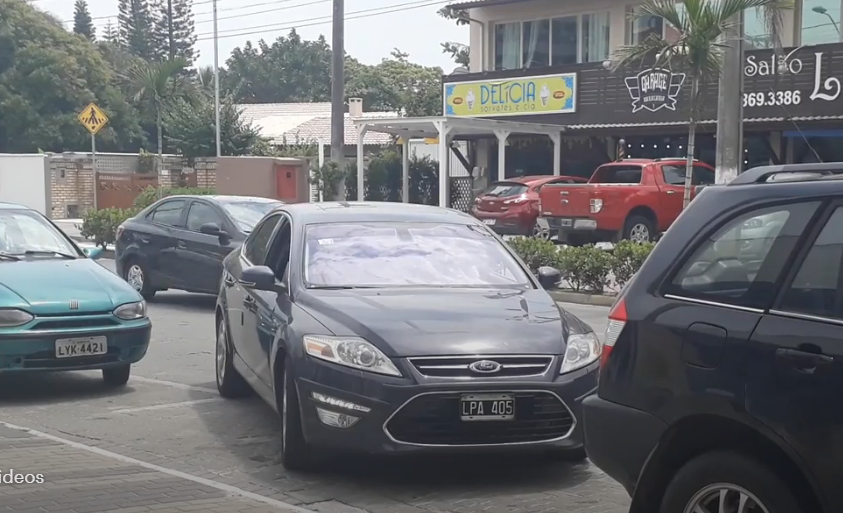 停車「被前後夾擊」根本出不去　女駕駛最後「麥可傑克森移車法」網友破解方法了