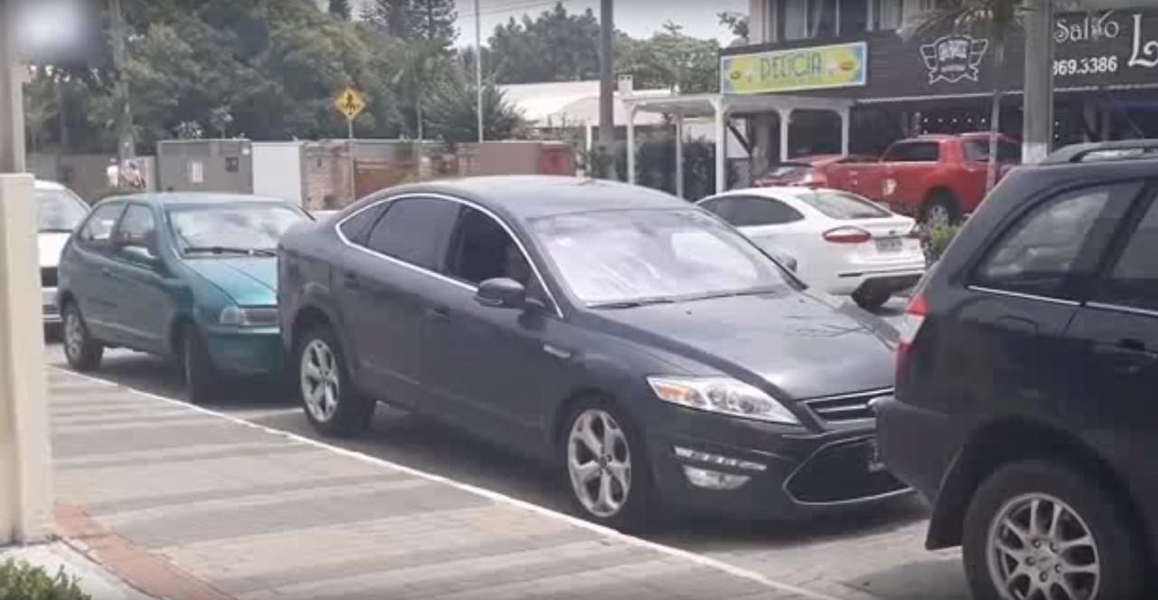 停車「被前後夾擊」根本出不去　女駕駛最後「麥可傑克森移車法」網友破解方法了