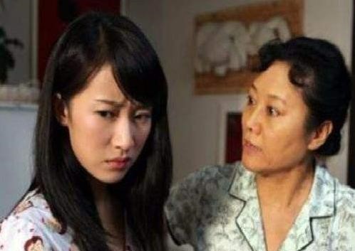 媳婦每個月薪水都上交婆婆，十多年後婆婆臨別前給一張卡，沒想到「查看餘額」讓她愣了...