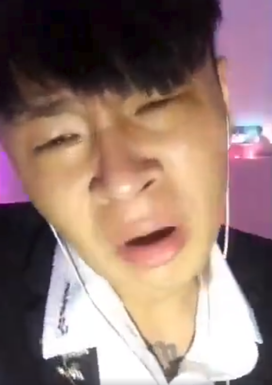 分手男女「最後一次合唱」唱到淚崩！一聽到男友歌聲網驚：他明明還愛妳啊