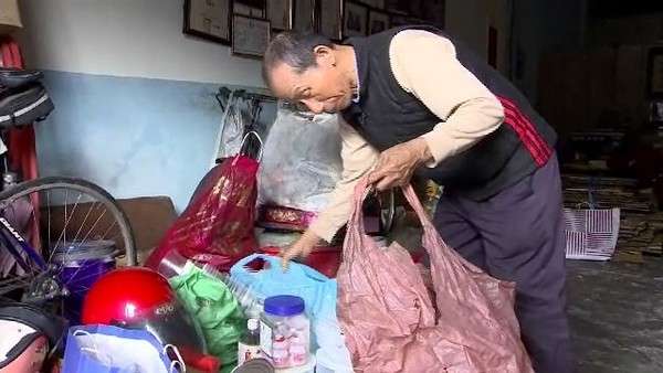 男版陳樹菊！76歲撿破爛阿公「認養200盲童」遭笑不放棄　41年捐400萬登美國《富比士》英雄榜