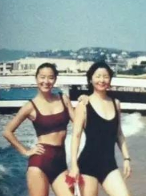 鄧麗君演唱會「狂撩阿兵哥」滿面春風　握著他手「笑問一句話」全場超嗨起鬨