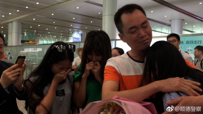 苦尋13年！女兒5歲走失「如今18歲成美國學霸」  跨國尋親淚喊：你就是我的父親