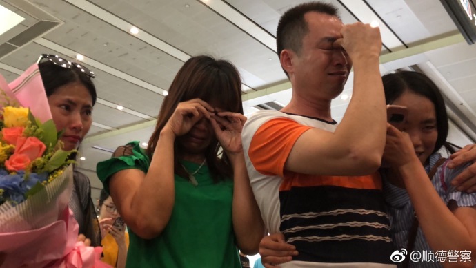 苦尋13年！女兒5歲走失「如今18歲成美國學霸」  跨國尋親淚喊：你就是我的父親