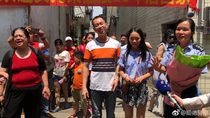 苦尋13年！女兒5歲走失「如今18歲成美國學霸」  跨國尋親淚喊：你就是我的父親