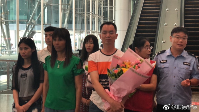 苦尋13年！女兒5歲走失「如今18歲成美國學霸」  跨國尋親淚喊：你就是我的父親