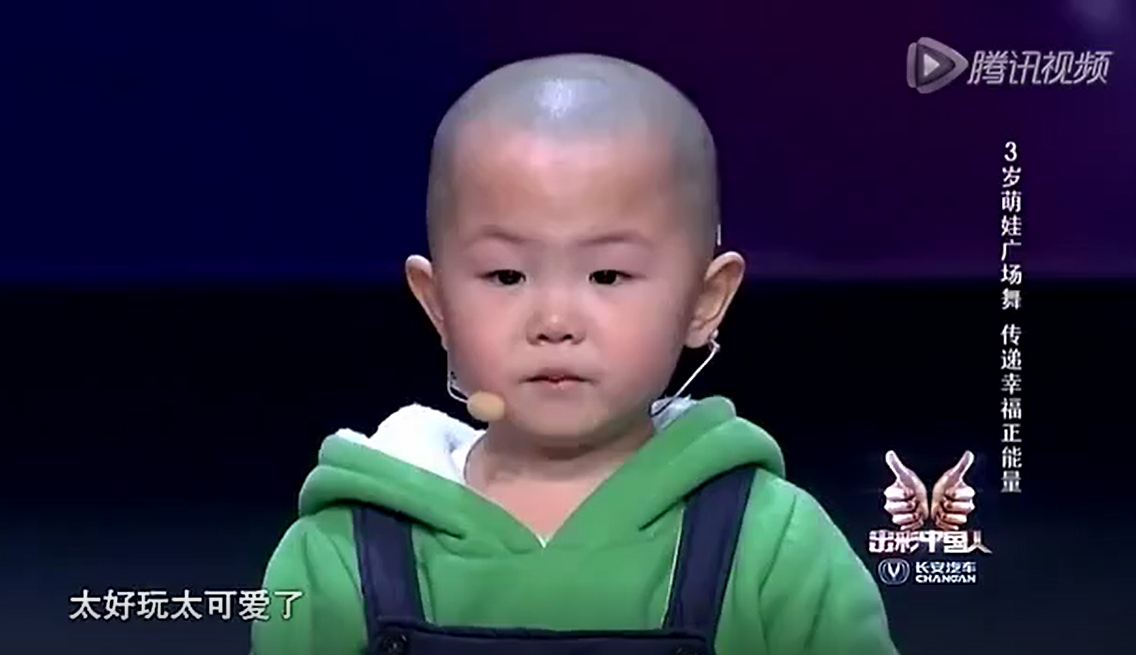 萌度指數爆棚！3歲小弟弟站上舞台「表演隨便跳」  音樂一下「機械舞魂上身」全場尖叫