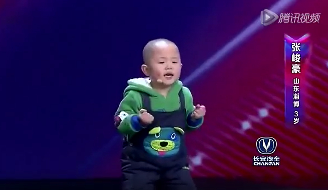 萌度指數爆棚！3歲小弟弟站上舞台「表演隨便跳」  音樂一下「機械舞魂上身」全場尖叫