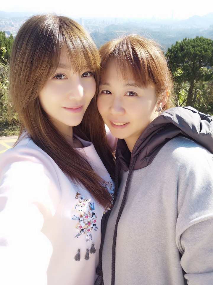 曾莞婷「大10歲親姊姊」終於曝光！「雪白肌膚+氣質長髮」網友驚喊：根本美魔女