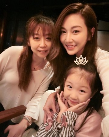 曾莞婷「大10歲親姊姊」終於曝光！「雪白肌膚+氣質長髮」網友驚喊：根本美魔女