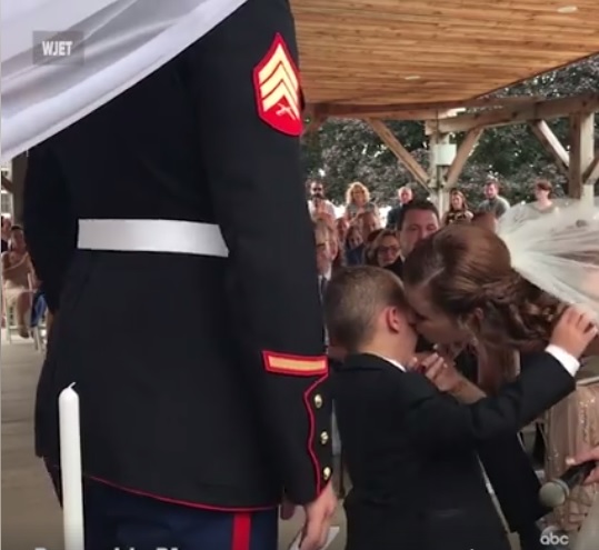  新娘婚禮上對著4歲繼子念誓詞：「 我知道我們會有衝突」 才聽到開頭男孩就抱著繼母大哭！