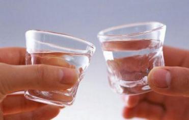 20年老打掃阿姨教你清理絕招「只花十塊錢」讓家裡瓷磚煥然一新「污垢油漬瞬間消失」
