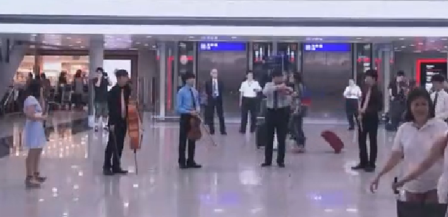 振奮人心！香港機場快閃演奏《男兒當自強》 管絃樂一響起點閱飆破500萬