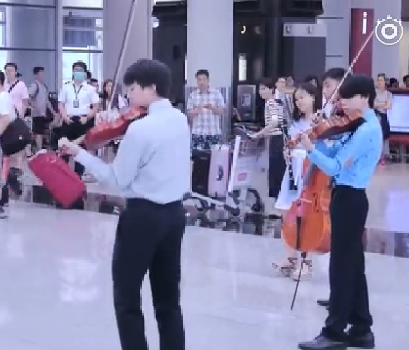 振奮人心！香港機場快閃演奏《男兒當自強》 管絃樂一響起點閱飆破500萬