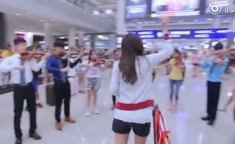 振奮人心！香港機場快閃演奏《男兒當自強》 管絃樂一響起點閱飆破500萬