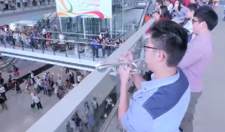 振奮人心！香港機場快閃演奏《男兒當自強》 管絃樂一響起點閱飆破500萬