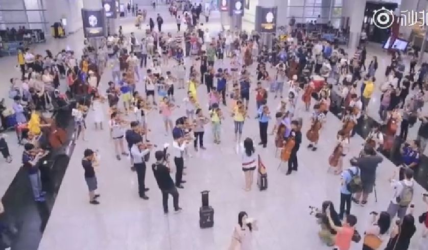 振奮人心！香港機場快閃演奏《男兒當自強》 管絃樂一響起點閱飆破500萬