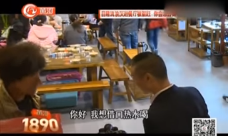 流浪漢餐廳被婦人趕「怎麼讓這種人進來？」正義客人聯手霸氣反擊：「妳出去」全場拍手叫好