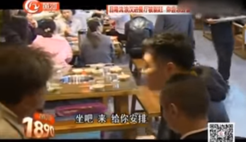 流浪漢餐廳被婦人趕「怎麼讓這種人進來？」正義客人聯手霸氣反擊：「妳出去」全場拍手叫好