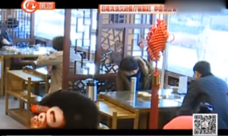 流浪漢餐廳被婦人趕「怎麼讓這種人進來？」正義客人聯手霸氣反擊：「妳出去」全場拍手叫好