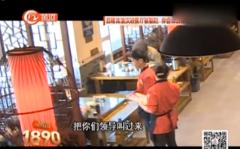 流浪漢餐廳被婦人趕「怎麼讓這種人進來？」正義客人聯手霸氣反擊：「妳出去」全場拍手叫好