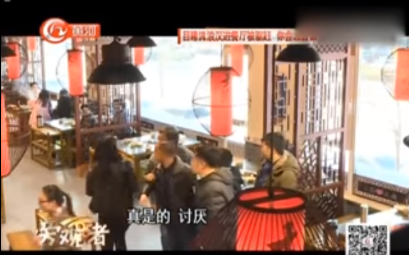 流浪漢餐廳被婦人趕「怎麼讓這種人進來？」正義客人聯手霸氣反擊：「妳出去」全場拍手叫好