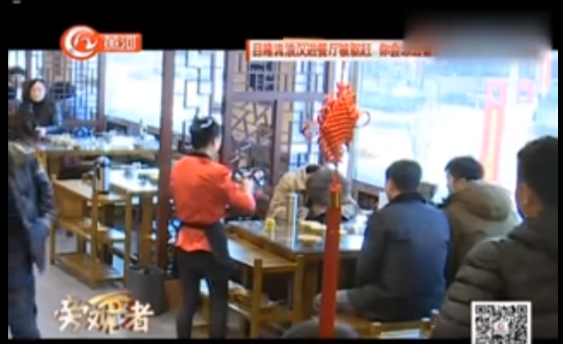 流浪漢餐廳被婦人趕「怎麼讓這種人進來？」正義客人聯手霸氣反擊：「妳出去」全場拍手叫好