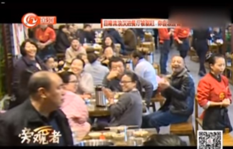 流浪漢餐廳被婦人趕「怎麼讓這種人進來？」正義客人聯手霸氣反擊：「妳出去」全場拍手叫好