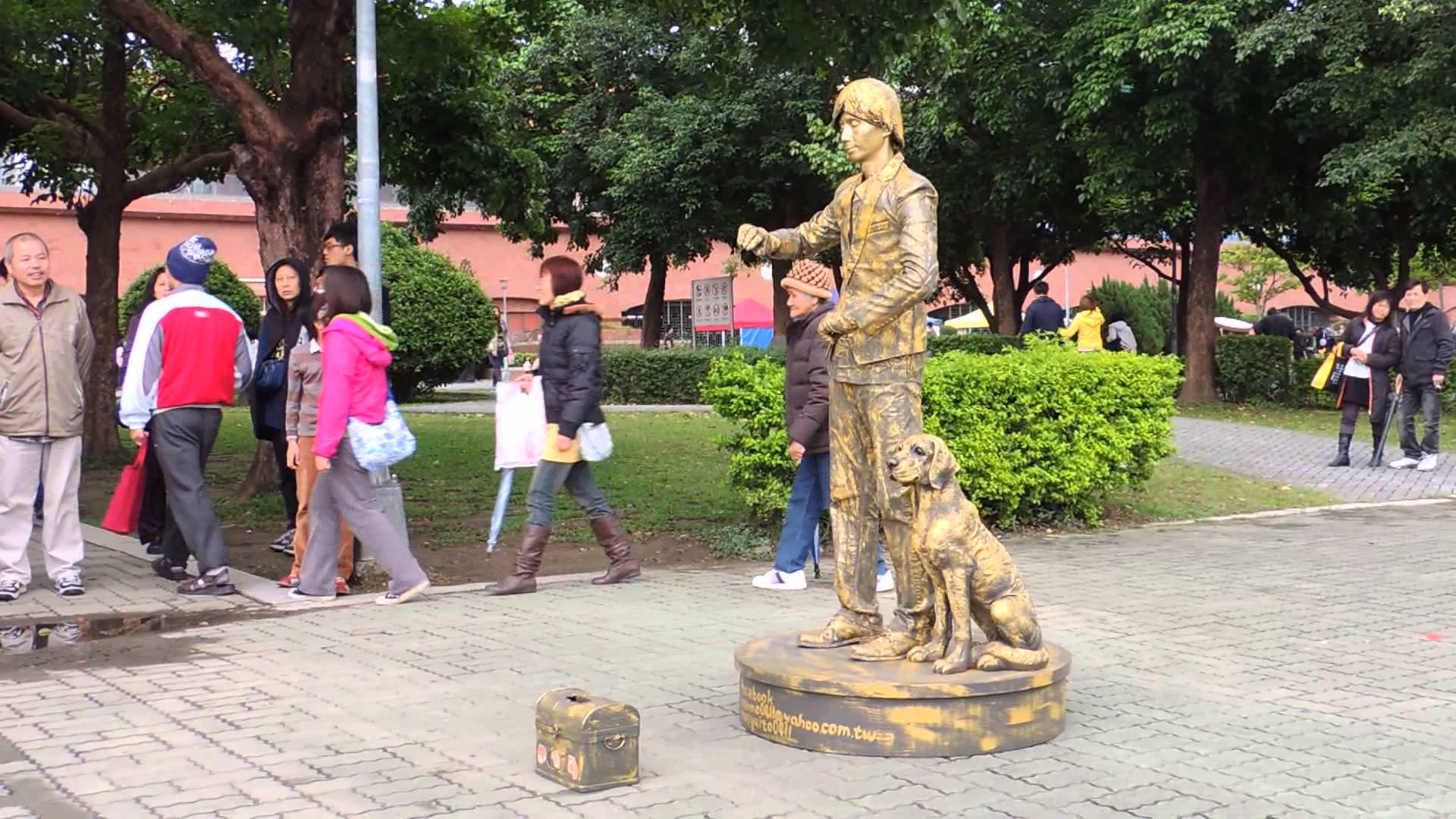 為家計放棄上大學！台灣街頭少女「爵士鼓驚豔全場」 400萬網友讚：妳的成就超越上大學