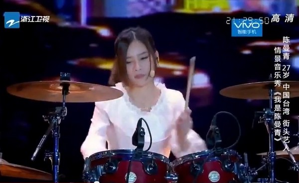 為家計放棄上大學！台灣街頭少女「爵士鼓驚豔全場」 400萬網友讚：妳的成就超越上大學