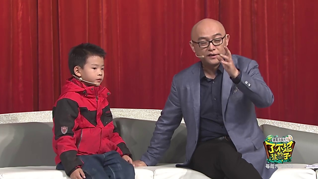 凌晨3點就起床！10歲男孩「每天包上萬餛飩」勇扛家計　淚曝「一年見爸媽一面」：只想他們不再受苦