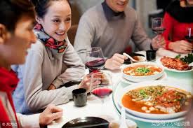 員工尷尬地問：老闆，你能請我父親吃頓飯嗎？老闆的「霸氣回應」感動無數人！