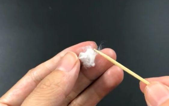 太厲害了！把牙籤插進手機裡，活了30年才知道「既省錢又實用」